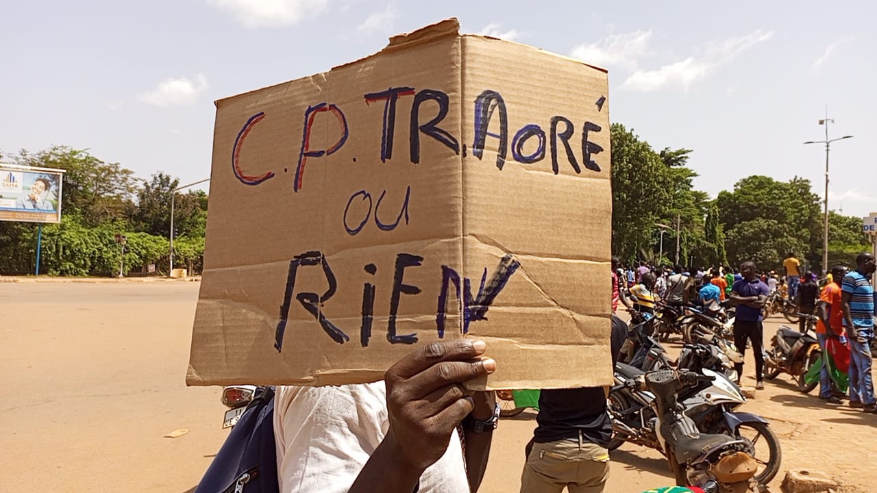  Burkina: Face l'aéroport de Ouagadougou, les jeunes pour  faire entendre raison à la CEDEAO